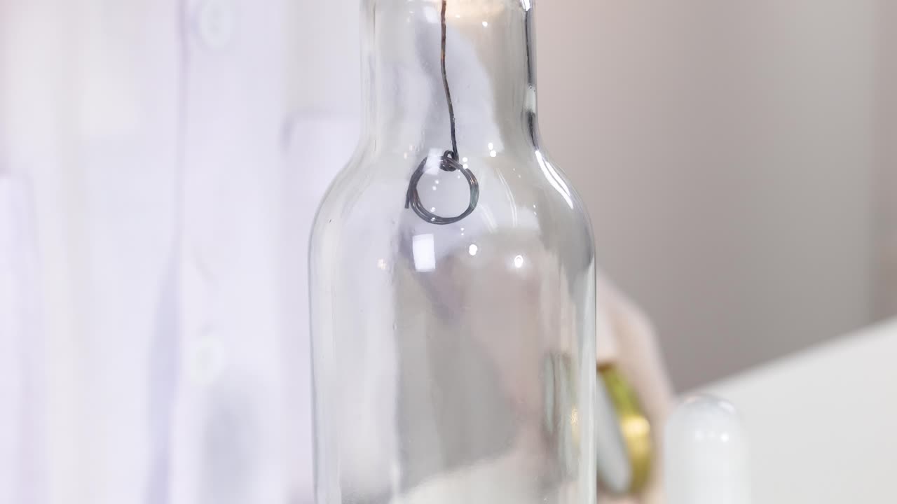 구리 와이어는 병에 있는 아세톤과 반응합니다.