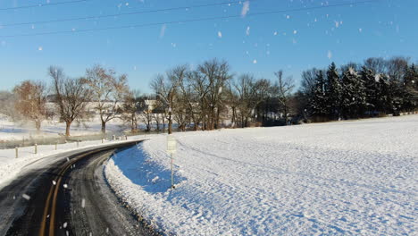 Vuelo-Aéreo-Sobre-La-Carretera-Rural-Flexible-Durante-La-Tormenta-De-Nieve