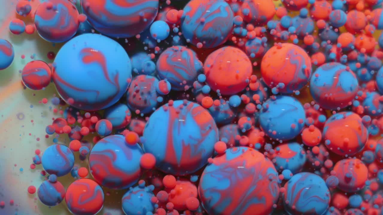 느린 움직임 밝은 파스텔 색상 거품 기름 아름다운 우유 페인트 반이는 색상 다채로운 움직임 가까이. 아크릴 파란색 페인트. 환상적인 표면. 추상적인 다채로운 변환 중력.