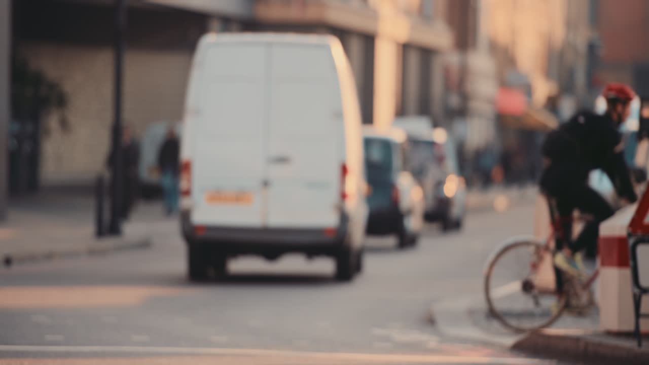 런던 시티 스트리트 슬로우 모션으로 걸어가는 무명 군중, 자전거, 자전거, 통근자