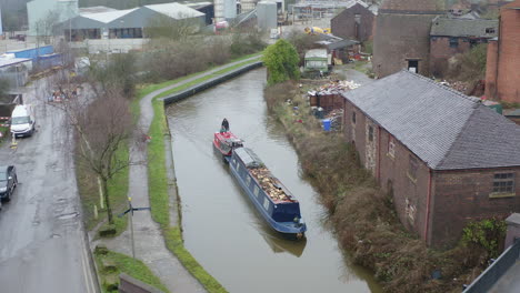 vue aérienne de la poterie de kensington fonctionne comme un bateau fluvial passe, un bateau étroit, l'ancienne usine de poterie abandonnée et abandonnée et le four à bouteilles situé à longport, déclin industriel