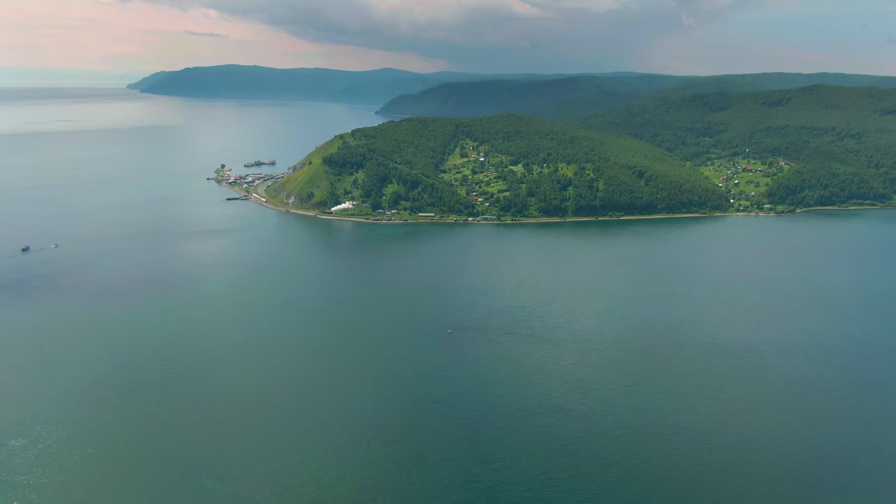 호수변 마을 과 산 들 의 공중 사진