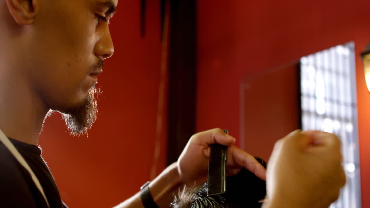 barbero recortando el cabello de los clientes en la barbería 4k