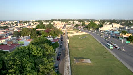 vista fpv frontal de la muralla de campeche en mexico