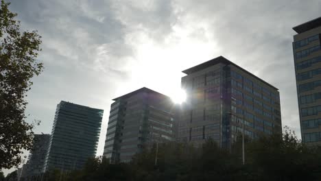 sol revelado detrás de un edificio alto