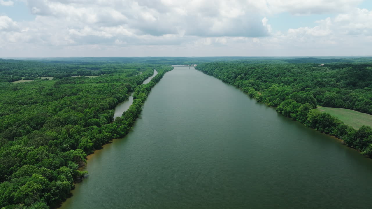 vista aérea de un río idílico en el parque estatal de aterrizaje de cola de ratón, linden, tennessee, estados unidos - toma de avión no tripulado