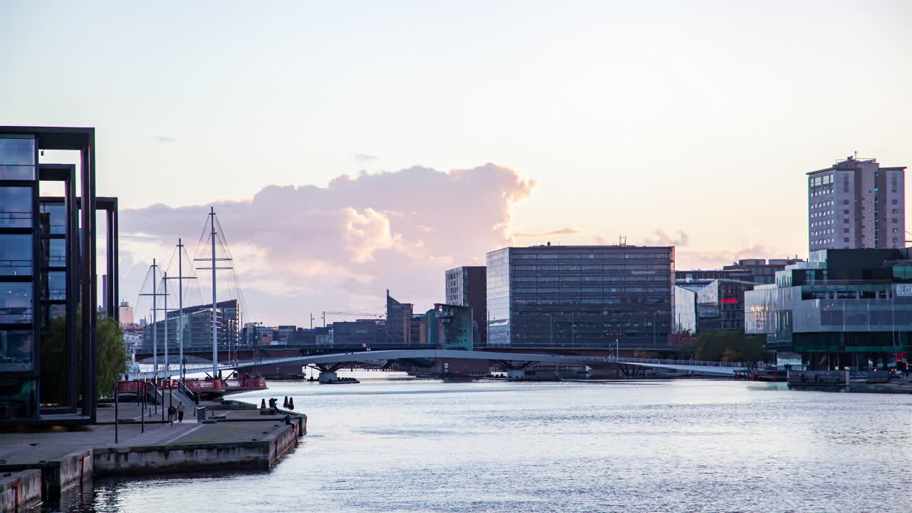 копенгагенский водный мост timelapse - облачный закат городского пейзажа