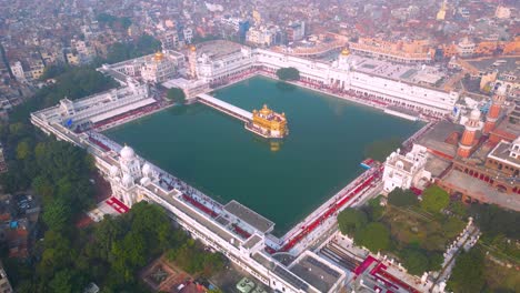 Der-Goldene-Tempel,-Auch-Bekannt-Als-Harimandir-Sahib,-Luftaufnahme-Von-DJI-Mini3Pro-Drone