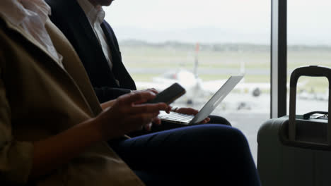 pasajeros que utilizan portátiles y teléfonos móviles