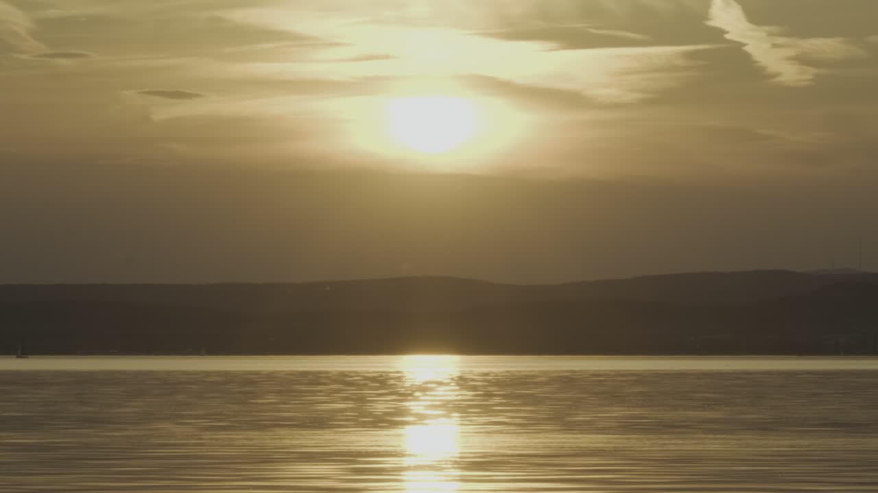 momento del atardecer sobre el lago balaton