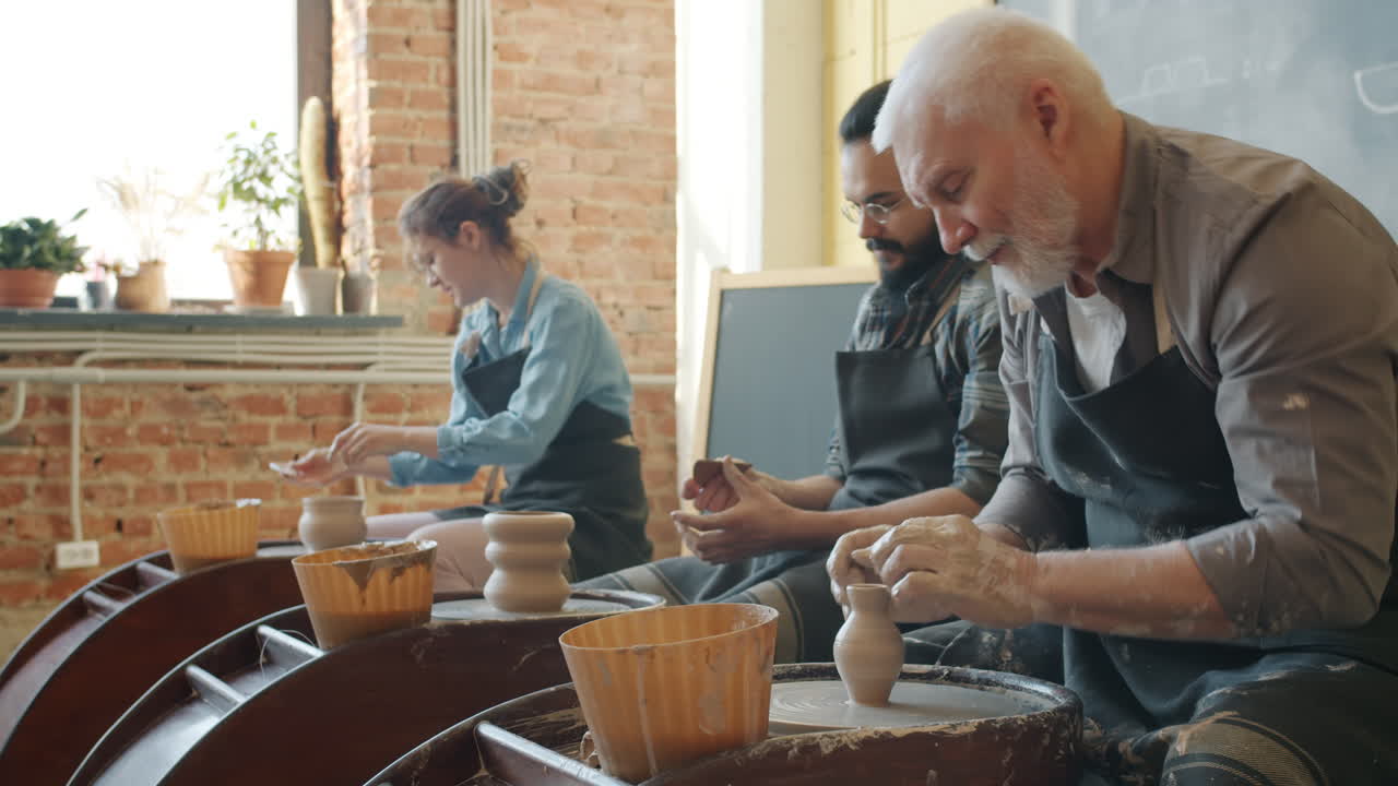 La classe di ceramica in corso