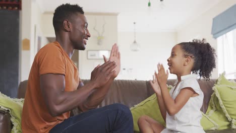 Afroamerikanischer-Vater-Und-Tochter-Spielen-Mit-Händen