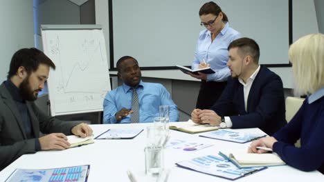 líder empresarial africano en una reunión con los empleados
