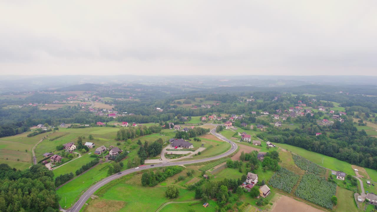산 사이 마을의 드론 시차 영상