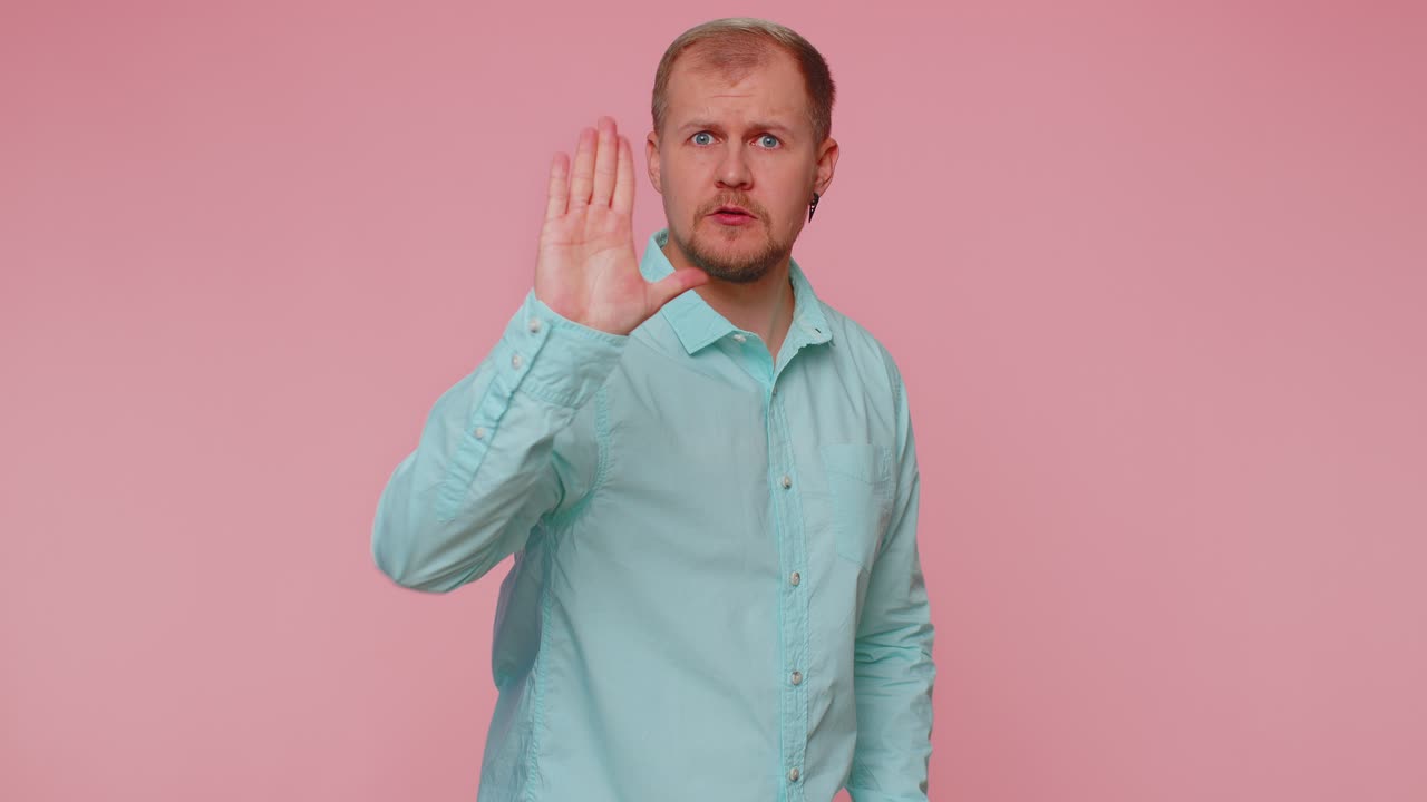 hombre dice no sostiene la palma plegada manos cruzadas en stop gesto advertencia de final acceso prohibido