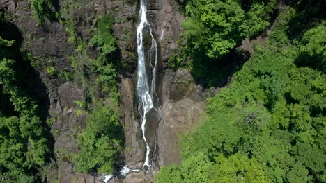 Toma-Aérea-De-Una-Enorme-Cascada-Rodeada-De-árboles-En-Un-Bosque-En-Costa-Rica