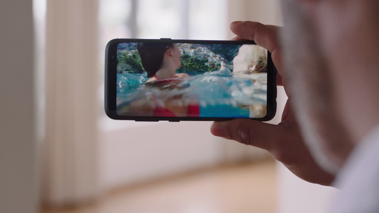 hombre joven chateando en video usando un teléfono inteligente mujeres hermosas amigos de vacaciones nadando compartiendo experiencia de viaje divirtiéndose en vacaciones