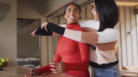 video de felices amigas biraciales abrazándose y besándose