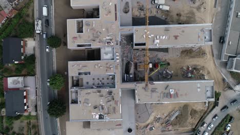construcción de un nuevo edificio. trabajadores de la construcción en el techo