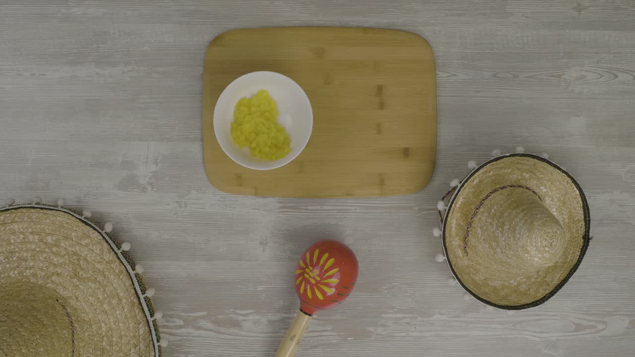 preparando comida mexicana