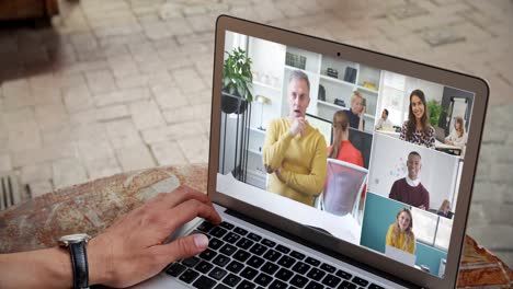 hombre teniendo una videoconferencia con varias personas