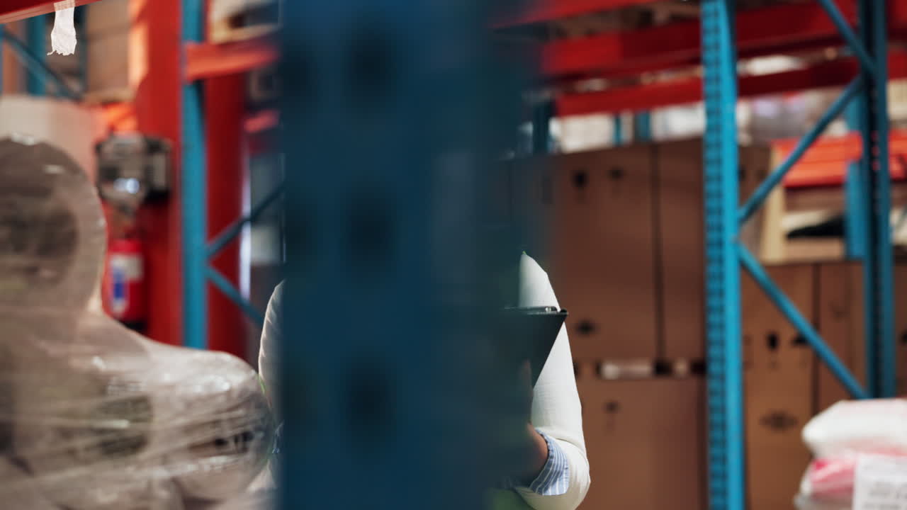 mujer trabajando en un almacén