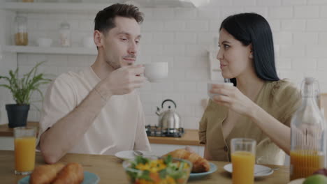 pareja disfrutando de un desayuno juntos