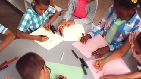 Kinder-Zeichnen-In-Der-Bibliothek-Auf-Papier