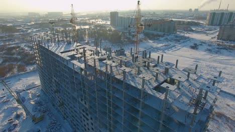 vista aérea de un sitio de construcción en invierno