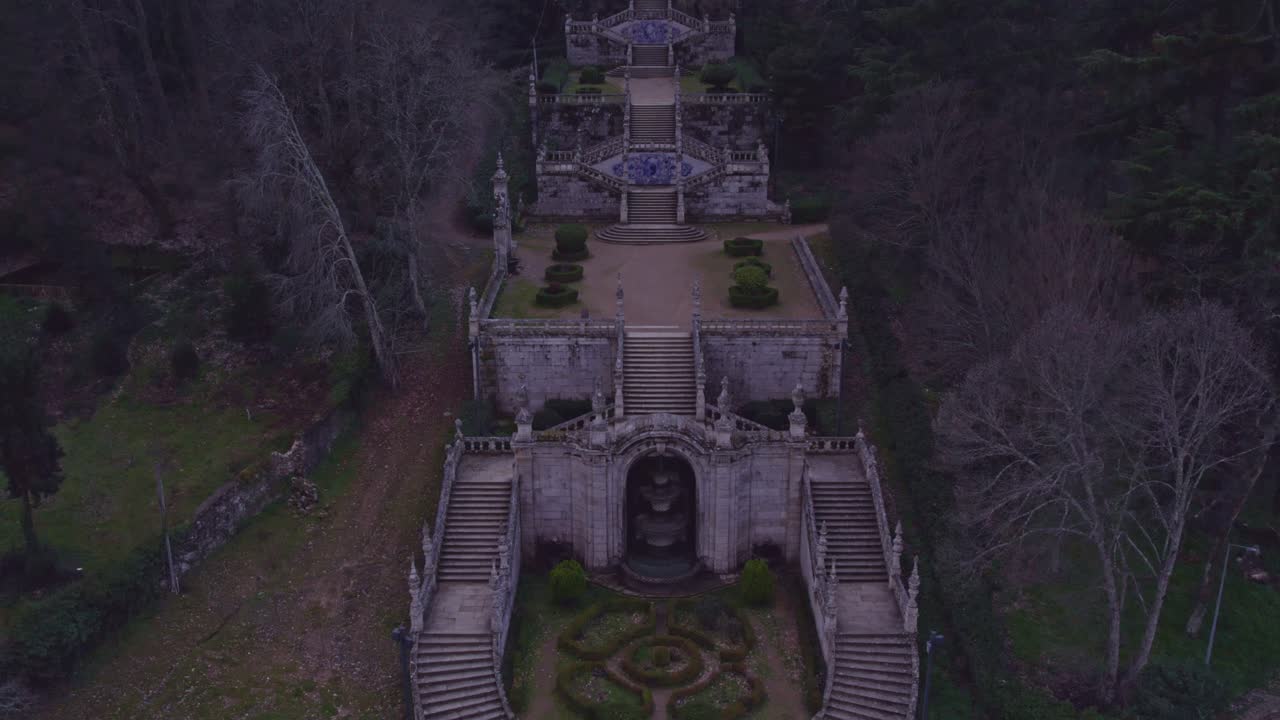 Igreja de Lamego com flores cor-de-rosa, Portugal, Viseu