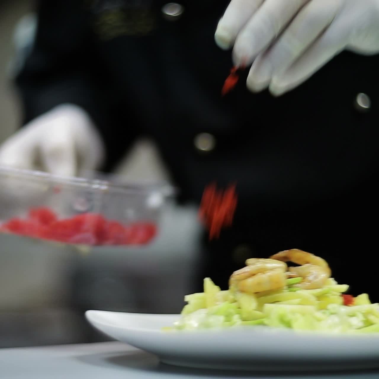 plato de ensalada fresca con camarones