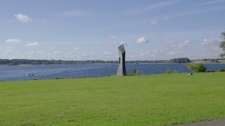 La scultura in bronzo Great Tower situata a Rutland Water in Inghilterra