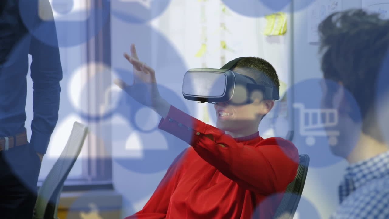 animación de iconos de las redes sociales sobre diversos colegas y mujer caucásica que usa auriculares vr