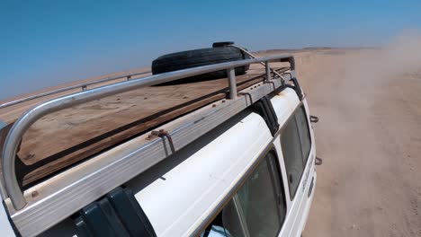 vista trasera de conducir a través del desierto rocoso en egipto