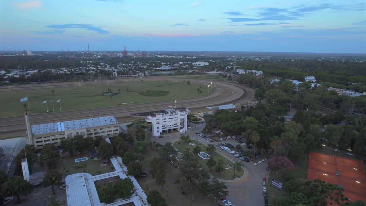 4K drone luftfoto af La Plata Hippodromen og den omkringliggende Bosque i Buenos Aires, Argentina. Historisk hestevæddeløbsbane omgivet af store grønne områder og bylandskab.