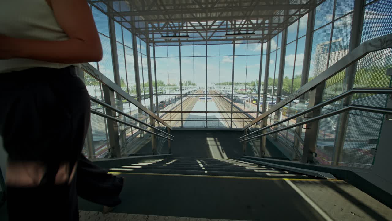 Ponte pedonale con vista sulla stazione ferroviaria