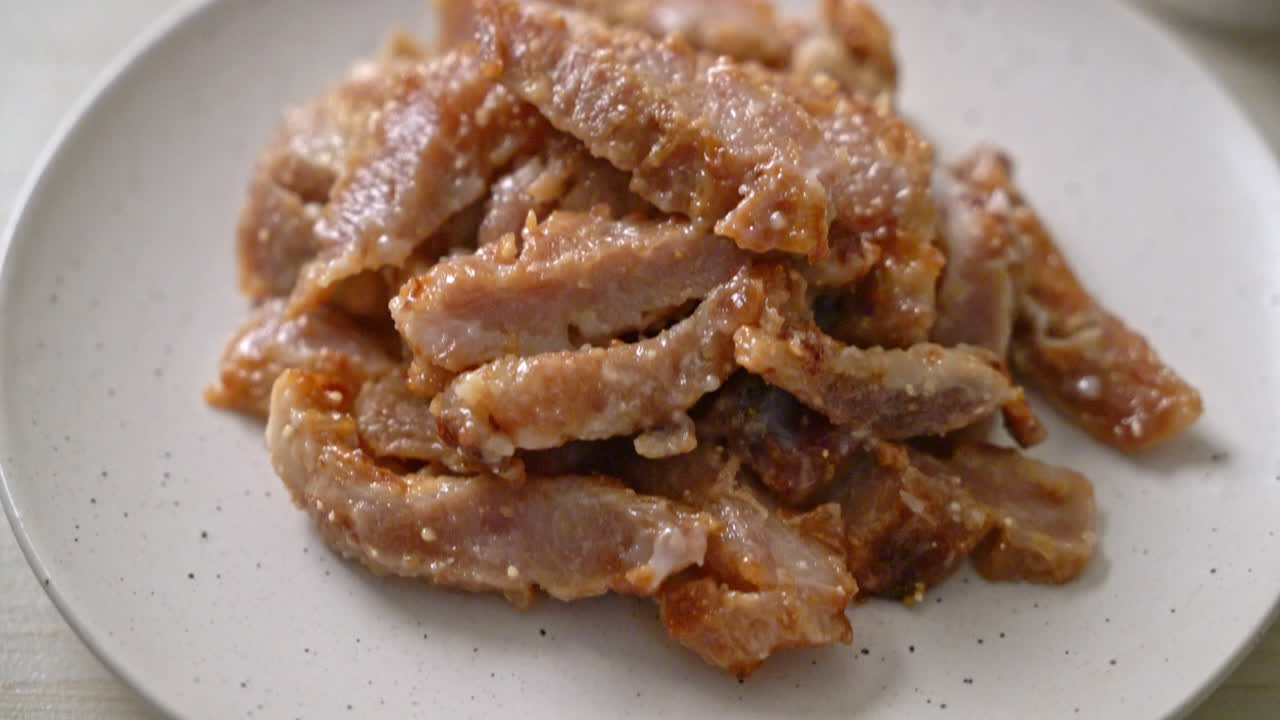 태국식 매콤한 디핑 소스를 곁들인 구운 돼지목살 또는 숯불로 삶은 돼지목살