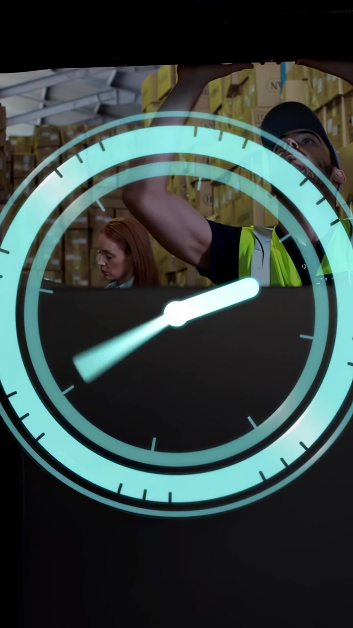 Video verticale: Orologio in sovrimpressione che appare mentre un operaio sposta scatoloni nel corridoio di un magazzino, suggerendo urgenza.