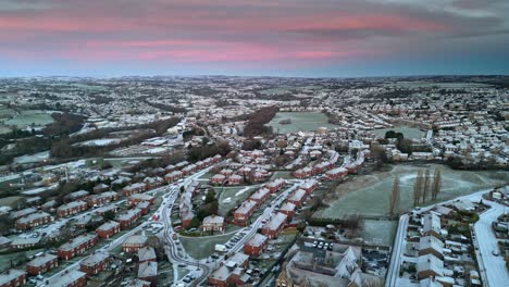 Vista-Aérea-Cinematográfica-De-Invierno-De-Un-Delicado-Cielo-Rosa-Y-Azul-Del-Amanecer-Temprano-En-La-Mañana