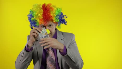 Clown-Geschäftsmann-Unternehmer-Chef-Mit-Perücke-Zeigt-Tricks-Mit-Geldscheinen