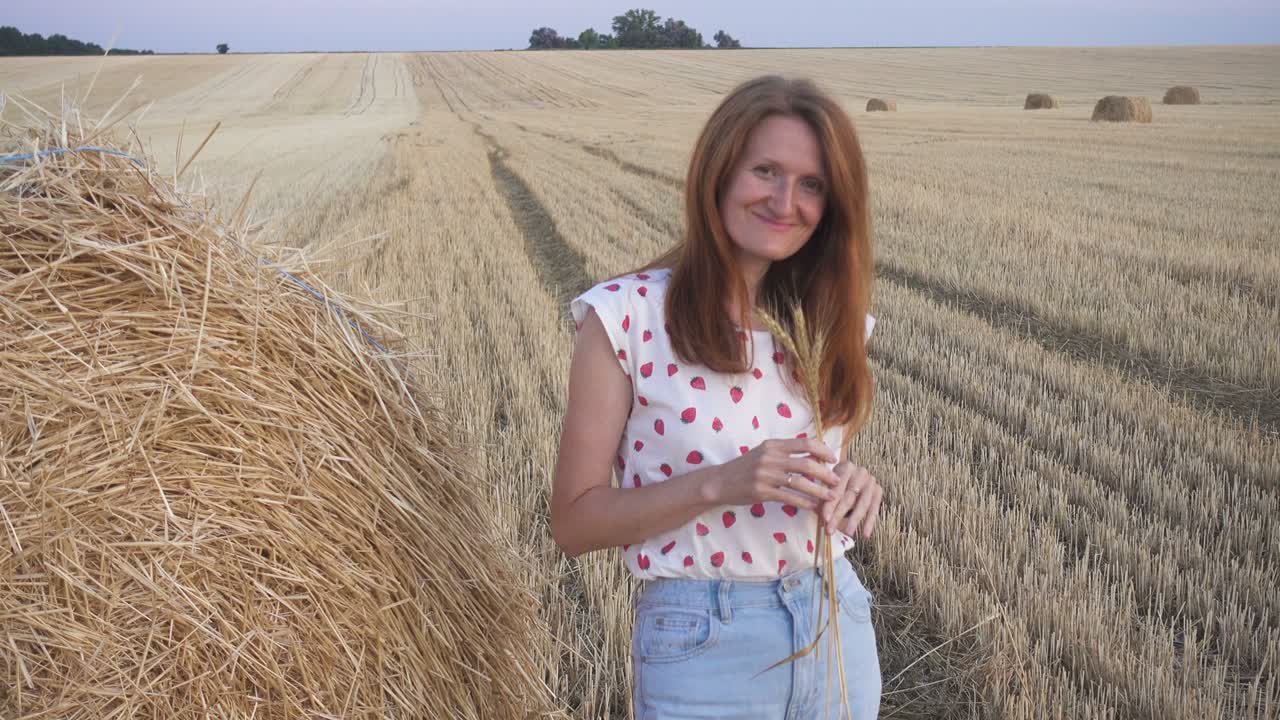 들 에서  의 둥근 발레 근처 에 있는 아름다운 젊은 미소 짓는 소녀 의 야외 저녁 초상화