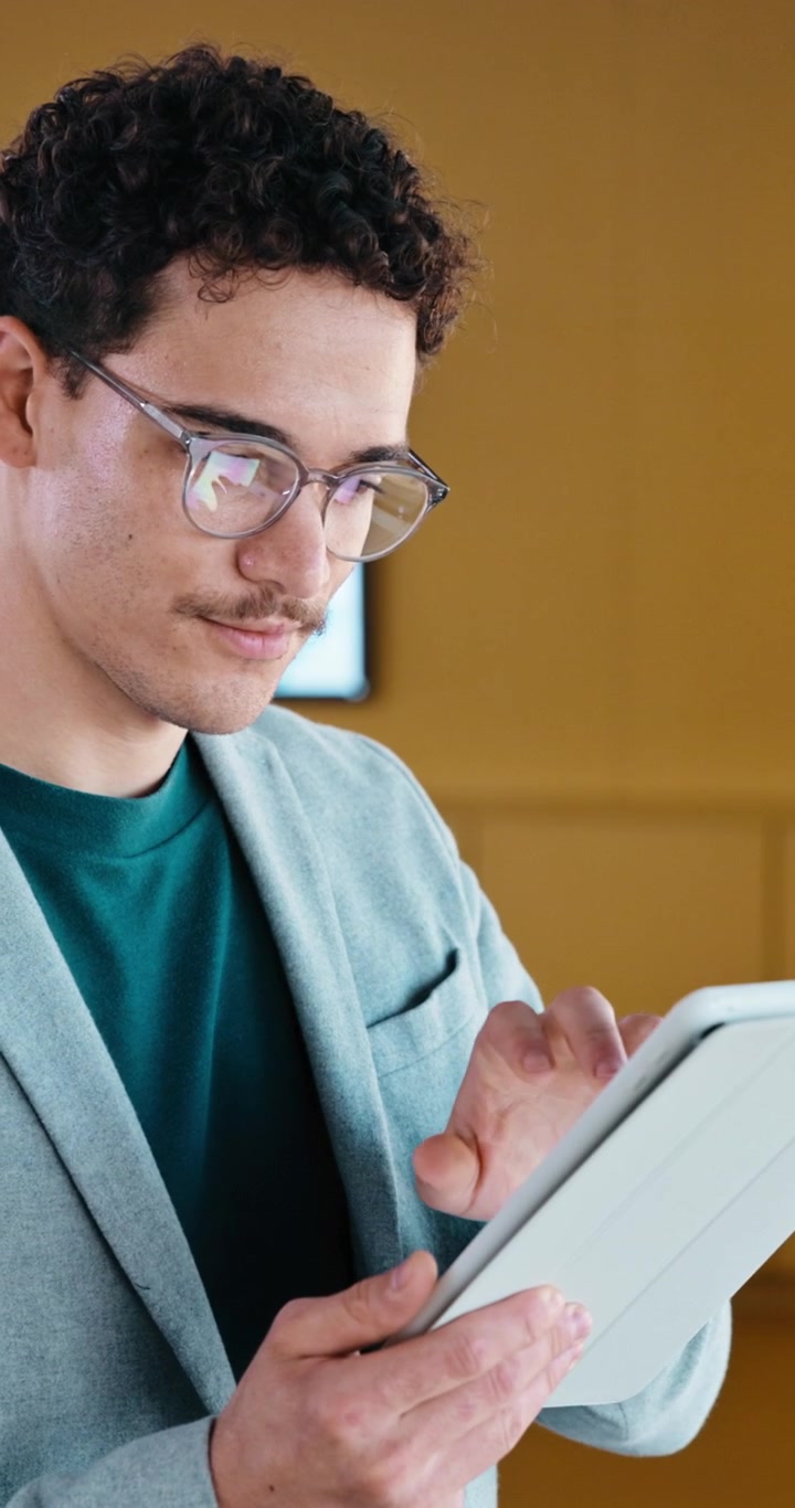 Giovane professionista che utilizza un tablet in un ufficio moderno