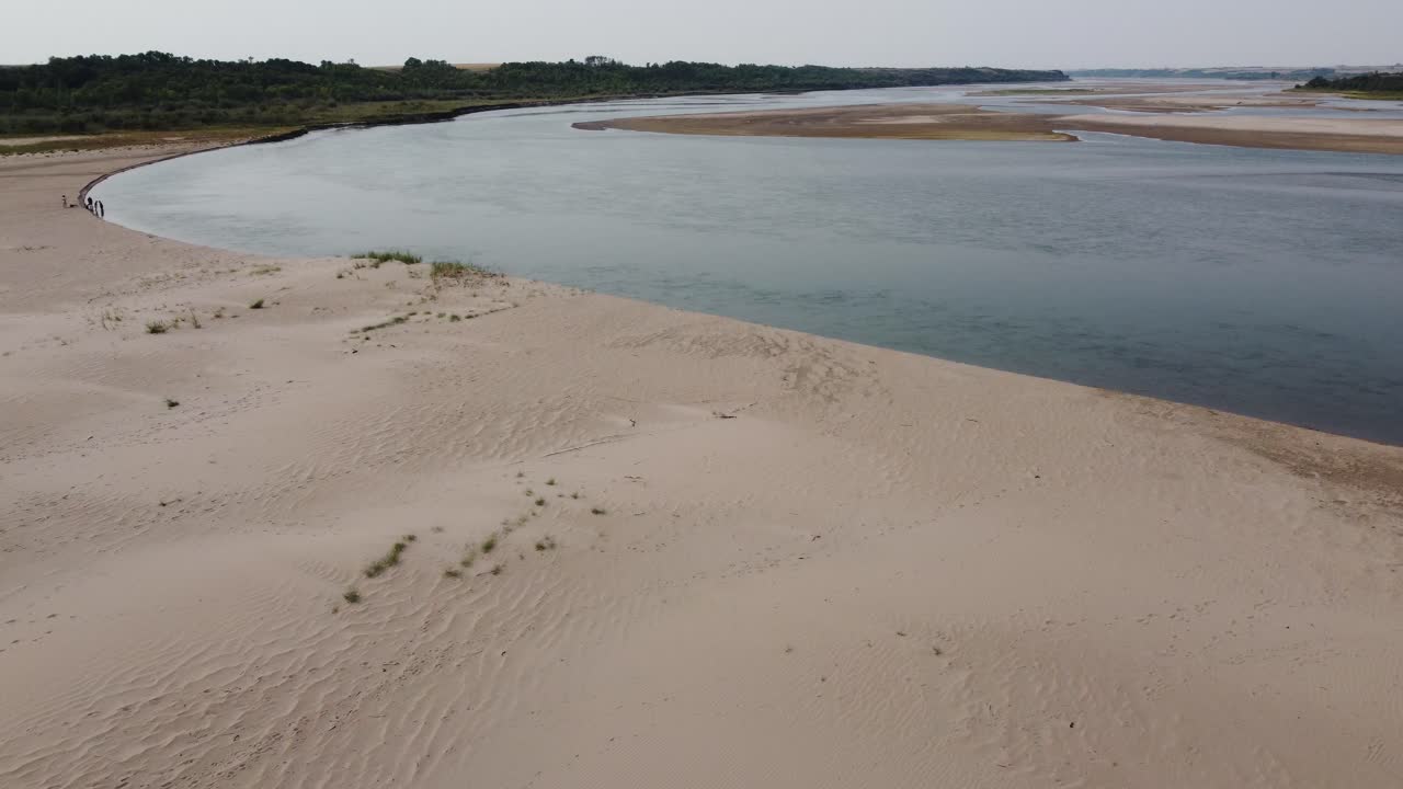 imágenes de drones del río saskatchewan del sur durante la marea baja
