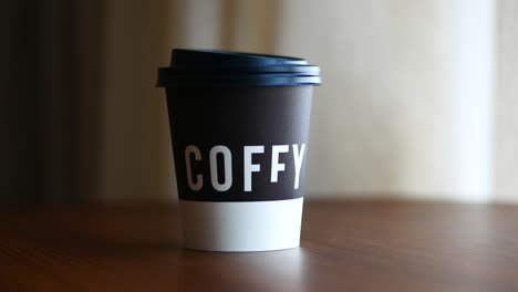 Quitar-La-Taza-De-Café-De-Papel-O-En-La-Mesa-Del-Café,