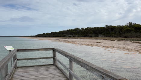 cubierta de vista de madera en el lugar turístico en el lago clifton thrombolites en clifton, australia occidental