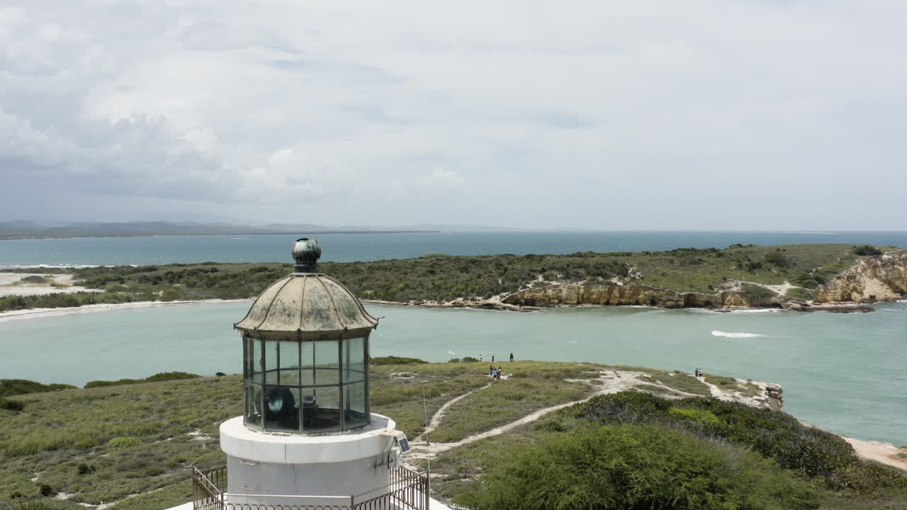 푸에르토리코 카보 로조의 파로 로스 모릴로스 등대에 있는 갤러리와 랜턴 창을 지나 공중 촬영