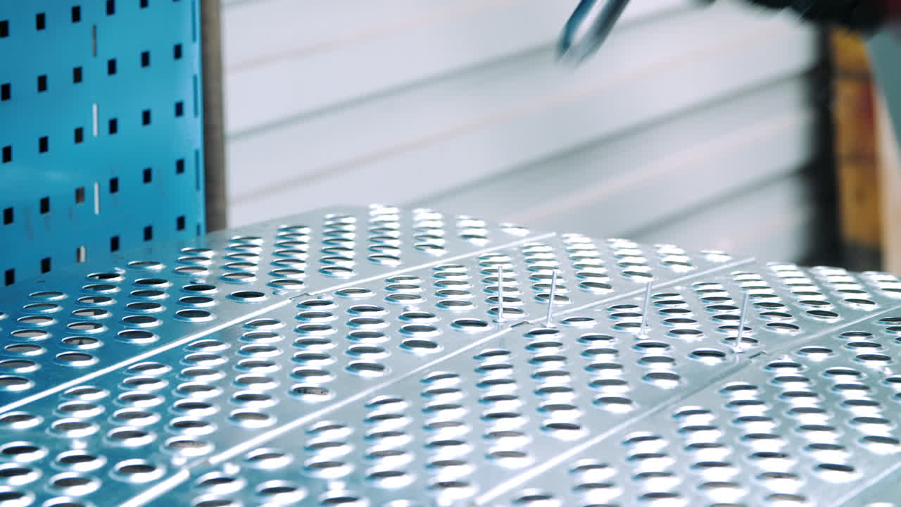 trabajador de fábrica instalando remaches en la superficie metálica con una pistola de remache