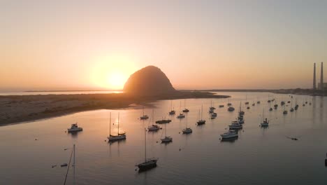 Fliegen-Um-Den-Felsen-über-Morro-Bay,-Kalifornien