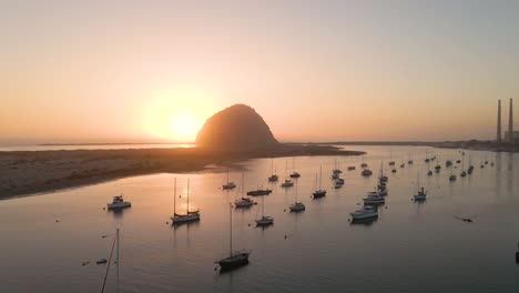 volando alrededor de la roca sobre morro bay california