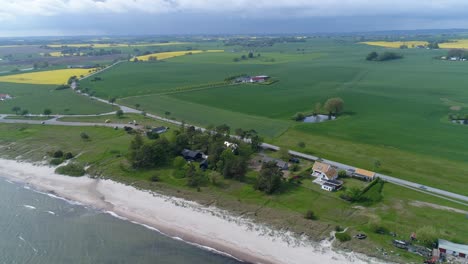 Panoramablick-Auf-Die-Schwedische-Landschaft-Mit-Straße-Und-Grünen-Feldern-Nahe-Dem-Strand-Von-Skane,-Schweden